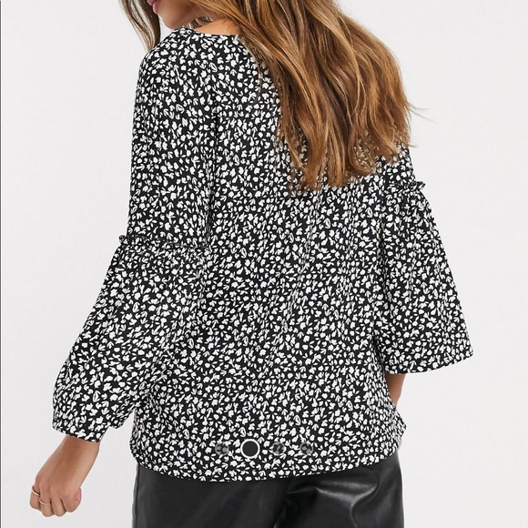 River Island | NWOT flared sleeve ditsy floral smock top in black and white - Picture 4 of 8